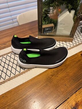 OOFOS Black Slip-On with White Platform Sole and Green Heel Tab